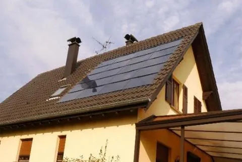 Installation de panneaux photovoltaïques sur une maison individuelle chez un particulier à Weitbruch.