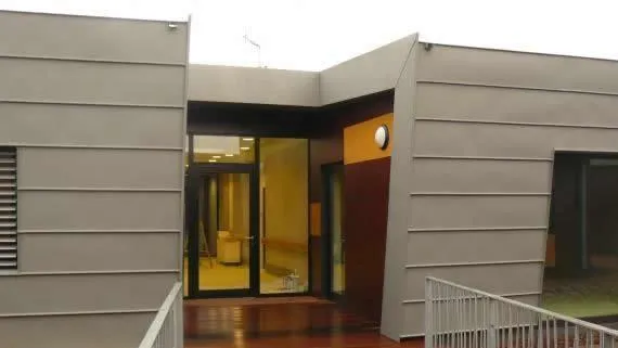 L'EPSAN Brumath - Vue d'ensemble de la façade habillée en panneaux Fundermax et bandeaux zinc.