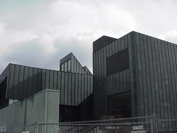 MEDIATHEQUE D'ILLKIRCH Couverture et façade à joint debout en cuivre semi pré-verdi fabrication spéciale (brises soleil et ventelles fabriqués dans nos ateliers).