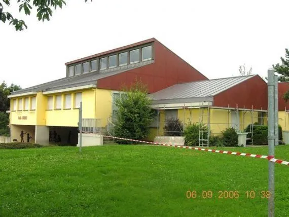ECOLE JULES FERRY A MARCKOLSHEIM 67 Couverture à joint debout pigmento rouge et habillage façade en trespa.