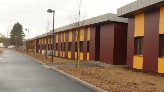 L'EPSAN Brumath - Vue d'ensemble de la façade habillée en panneaux Fundermax et bandeaux zinc.