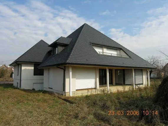 Maison individuelle: toiture en tuiles Arboise couleur ardoisée (vue face arrière).