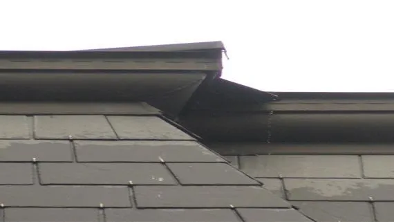 Toiture Ardoise naturelle avec vue sur création d'un bandeau zinc avec entrée d'air.
