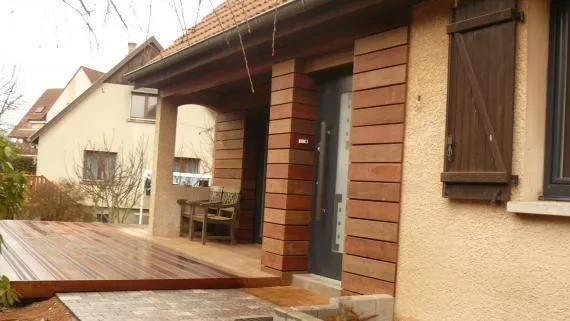 Réalisation d'une terrasse sur plot en lames de bois Ipe face striée et lisse.