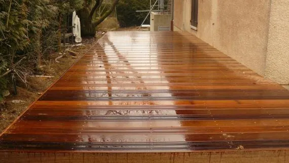 Vue détaillée terrasse bois Ipe face striée et lisse.