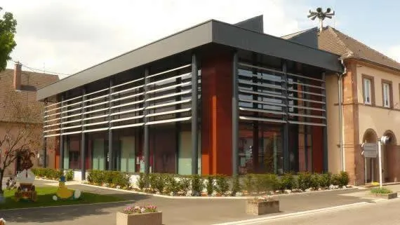 Médiathèque de Roeschwoog - Habillage de façades en panneaux type Trespa avec isolation, réalisation de brise-soleil en aluminium et couverture en étanchéité sur support bac acier.