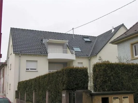 IMMEUBLE DE LOGEMENT RESIDENTIEL: Toiture en tuile H10 de chez IMERYS ainsi que les Velux et le désenfumage.