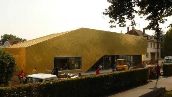 MAISON DE L'ENFANCE DRUSENHEIM - Couverture à joint debout en cuivre GOLD. Bardage à écaille en cuivre GOLD (toutes les coupes et façonnages ont été réalisés en nos ateliers).
