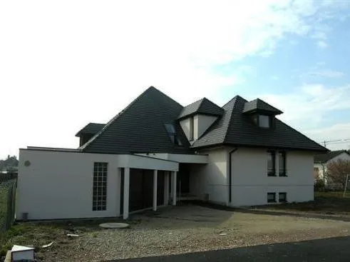 MAISON INDIVIDUELLE Toiture en tuile petit moule à pureau plat.