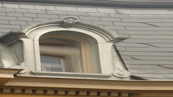 Lucarne en zinc cintrée façonnée sur mesure.