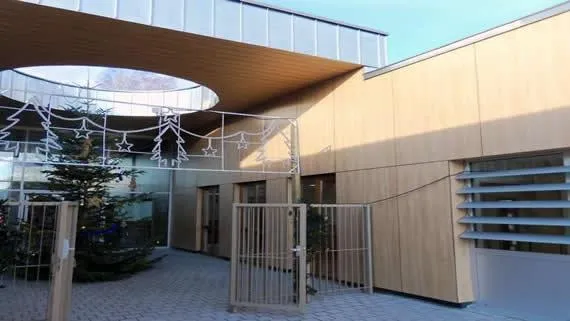 Foyer de L'Enfance à Strasbourg : Un bardage et une sous-face en Fundermax de type Max Exterior.