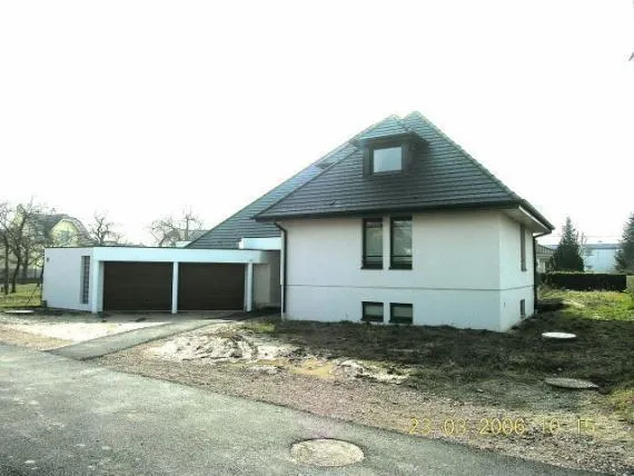Maison individuelle: toiture en tuiles Arboise couleur ardoisée.